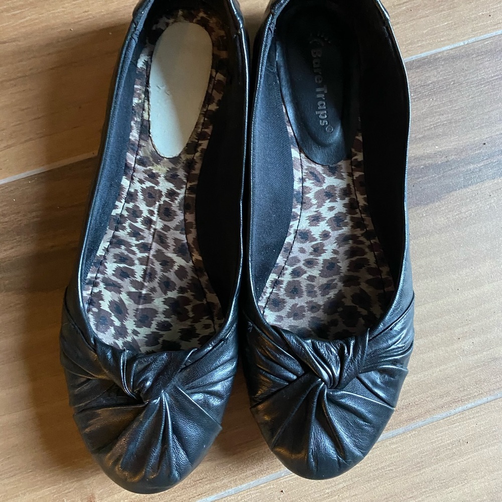 Black bare trap flats